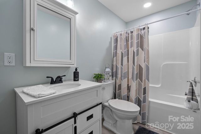 4647 16th Street NE, Hickory, NC 28601