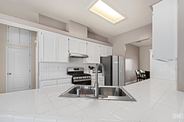 3158 Berkshire Road, Bakersfield, CA 93313