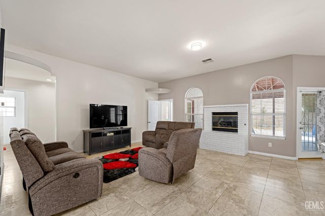 3158 Berkshire Road, Bakersfield, CA 93313