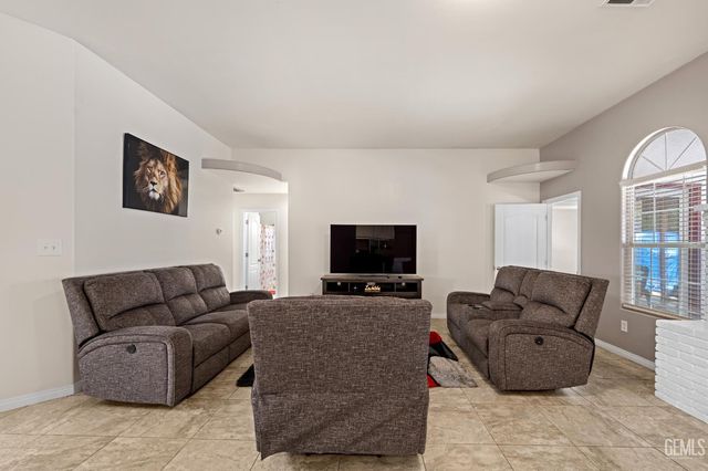 3158 Berkshire Road, Bakersfield, CA 93313