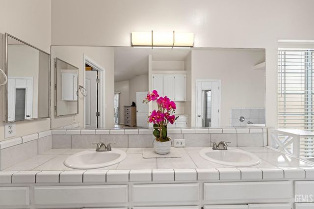 3158 Berkshire Road, Bakersfield, CA 93313