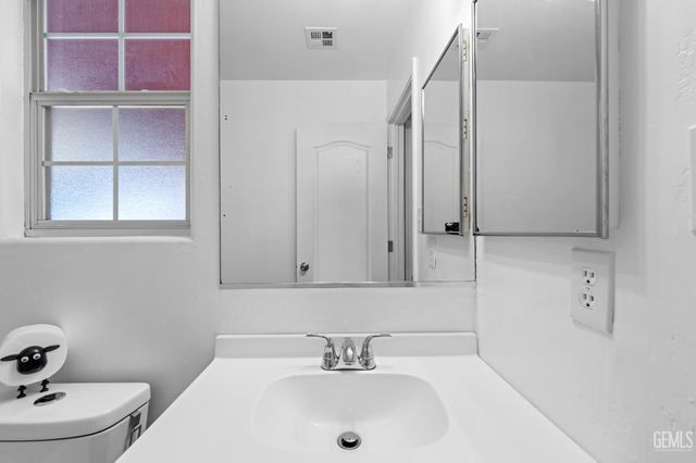 3158 Berkshire Road, Bakersfield, CA 93313