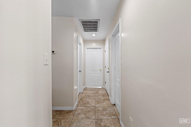 3158 Berkshire Road, Bakersfield, CA 93313