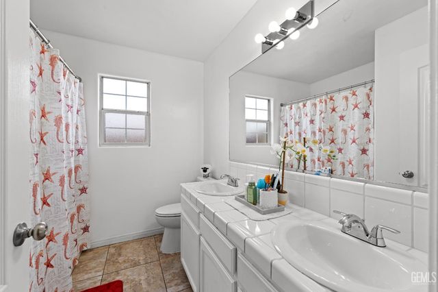 3158 Berkshire Road, Bakersfield, CA 93313