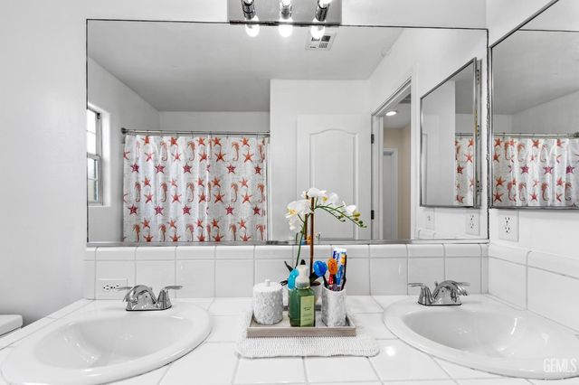 3158 Berkshire Road, Bakersfield, CA 93313