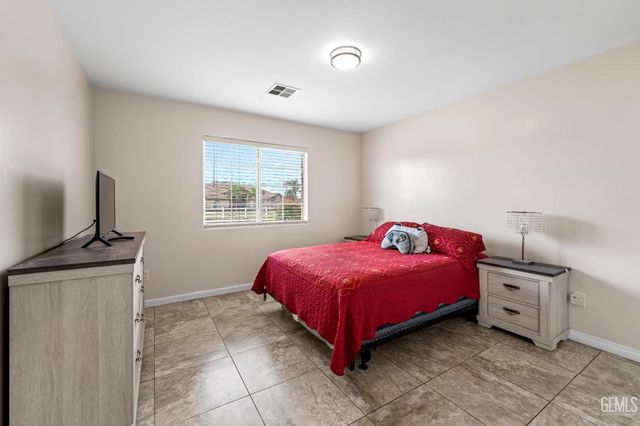 3158 Berkshire Road, Bakersfield, CA 93313