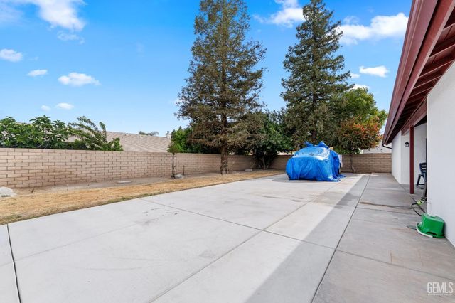 3158 Berkshire Road, Bakersfield, CA 93313