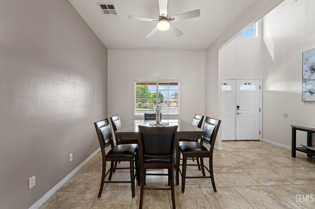 3158 Berkshire Road, Bakersfield, CA 93313