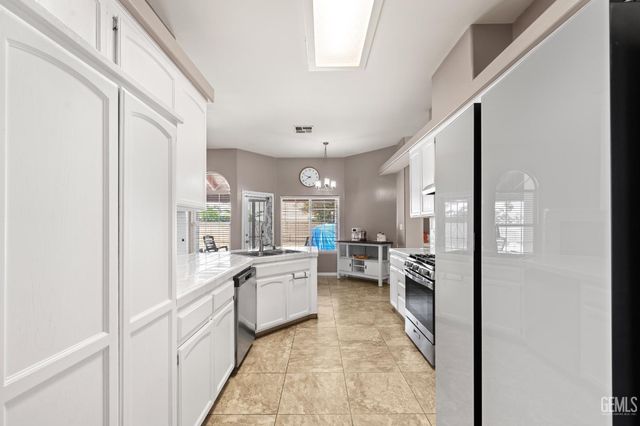 3158 Berkshire Road, Bakersfield, CA 93313