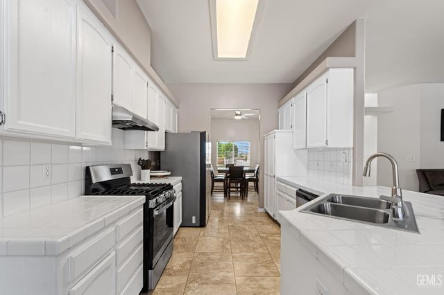 3158 Berkshire Road, Bakersfield, CA 93313