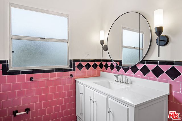 7972 Blackburn Avenue, Los Angeles, CA 90048