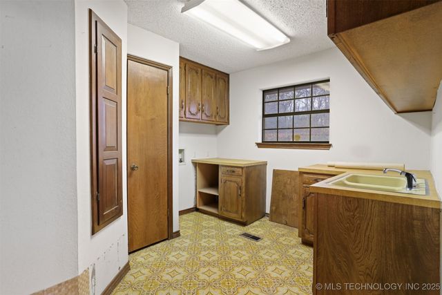 921 Crooked Oak Drive, Durant, OK 74701