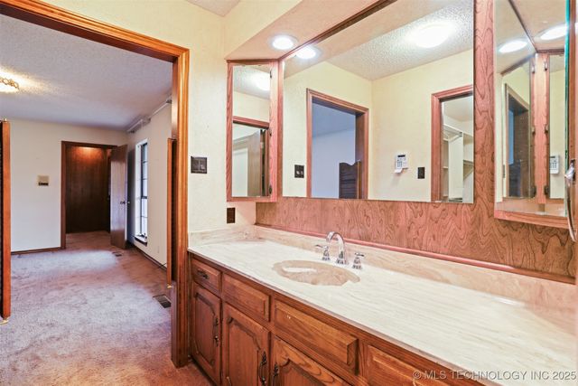 921 Crooked Oak Drive, Durant, OK 74701