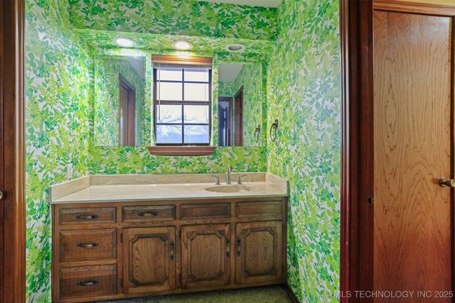 921 Crooked Oak Drive, Durant, OK 74701