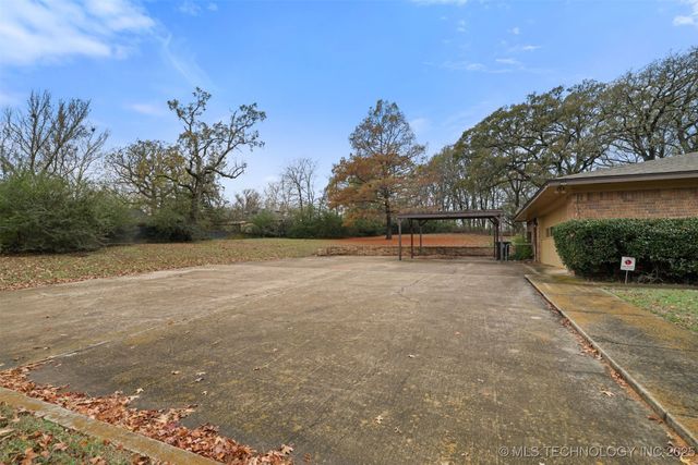 921 Crooked Oak Drive, Durant, OK 74701