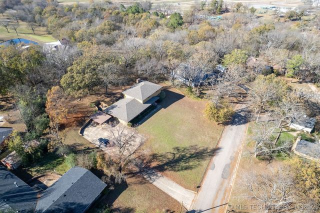 921 Crooked Oak Drive, Durant, OK 74701