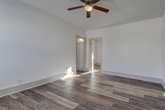 321 E PARKWAY AVENUE, Oshkosh, WI 54901