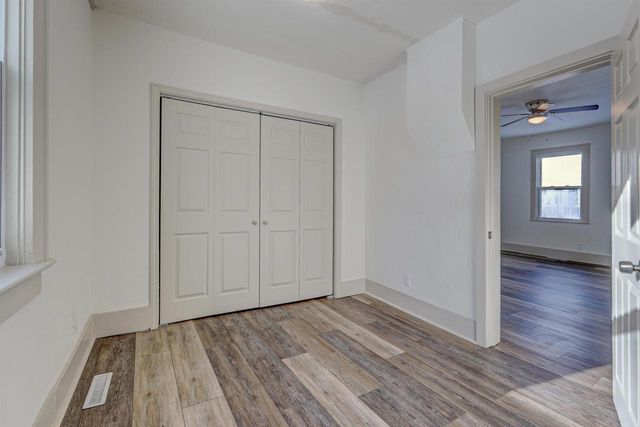 321 E PARKWAY AVENUE, Oshkosh, WI 54901