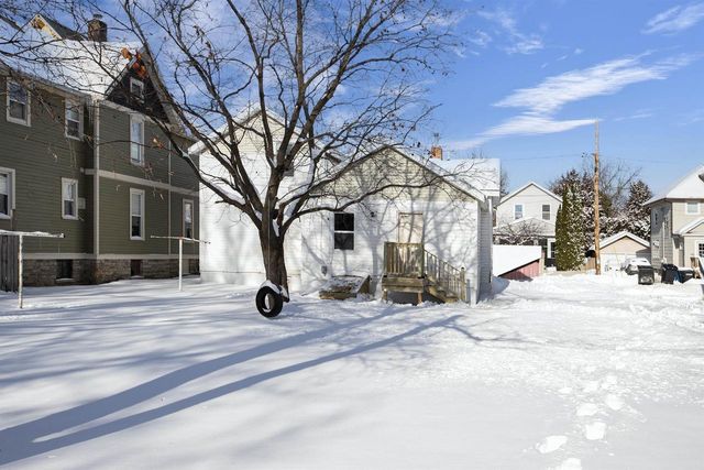 321 E PARKWAY AVENUE, Oshkosh, WI 54901