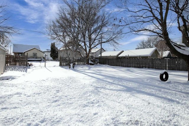 321 E PARKWAY AVENUE, Oshkosh, WI 54901