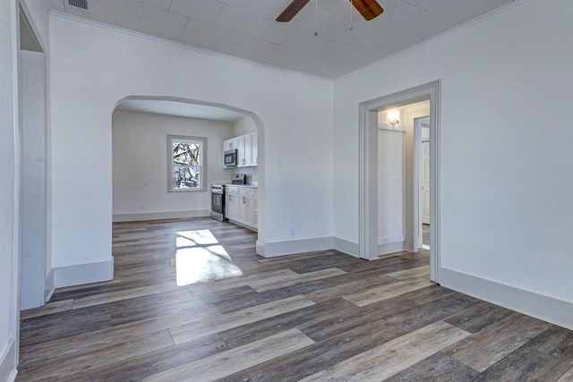 321 E PARKWAY AVENUE, Oshkosh, WI 54901