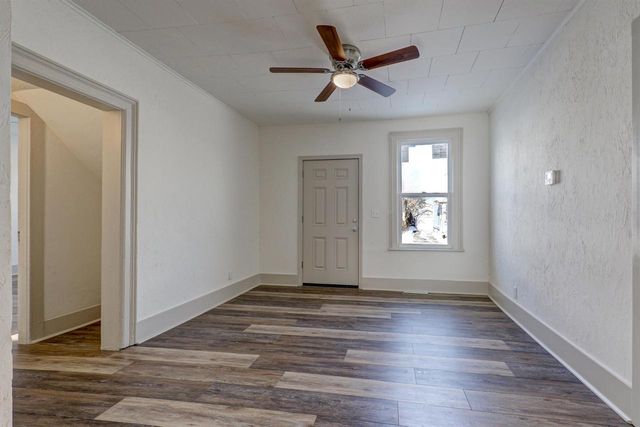 321 E PARKWAY AVENUE, Oshkosh, WI 54901