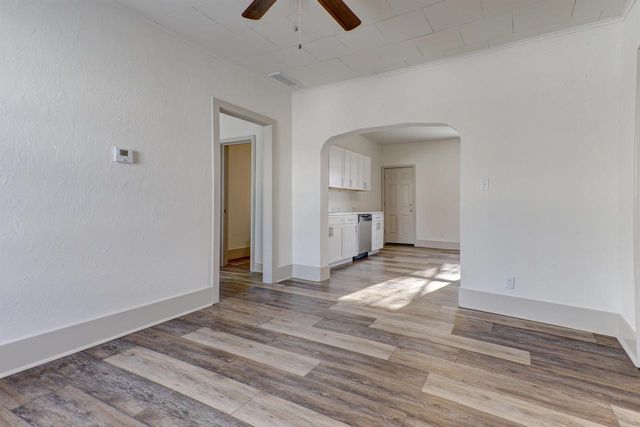 321 E PARKWAY AVENUE, Oshkosh, WI 54901