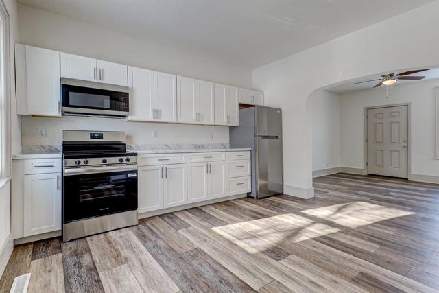 321 E PARKWAY AVENUE, Oshkosh, WI 54901