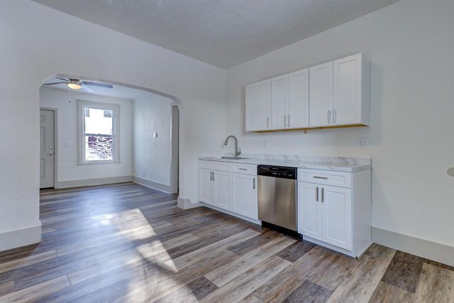 321 E PARKWAY AVENUE, Oshkosh, WI 54901