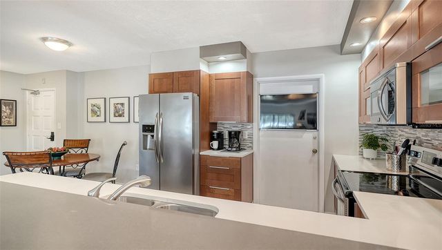 225 HOURGLASS WAY 202, Sarasota, FL 34242