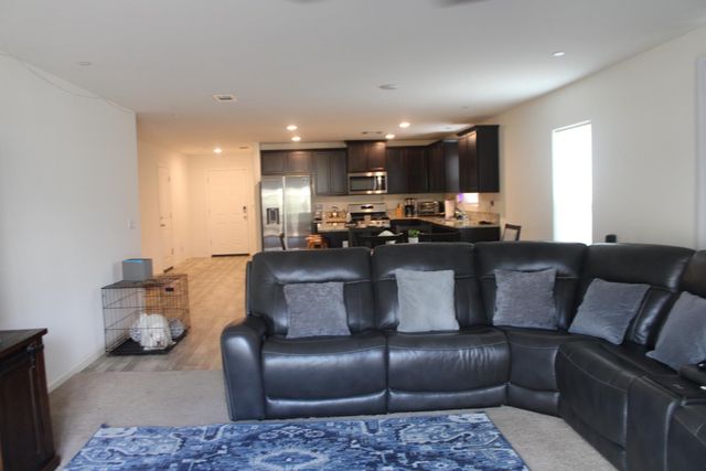 5586 E Saginaw Way, Fresno, CA 93722