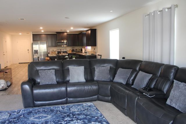 5586 E Saginaw Way, Fresno, CA 93722