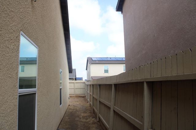 5586 E Saginaw Way, Fresno, CA 93722