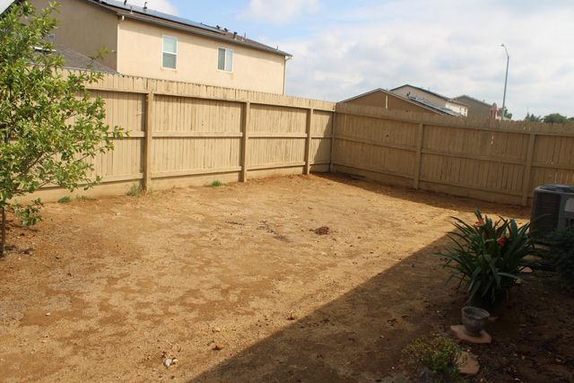 5586 E Saginaw Way, Fresno, CA 93722