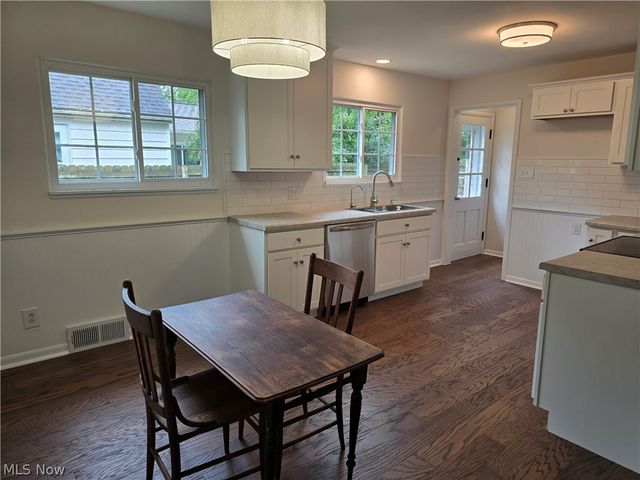1800 Liberty Drive, Akron, OH 44313