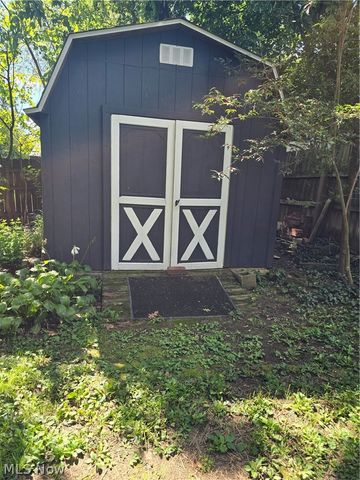 1800 Liberty Drive, Akron, OH 44313