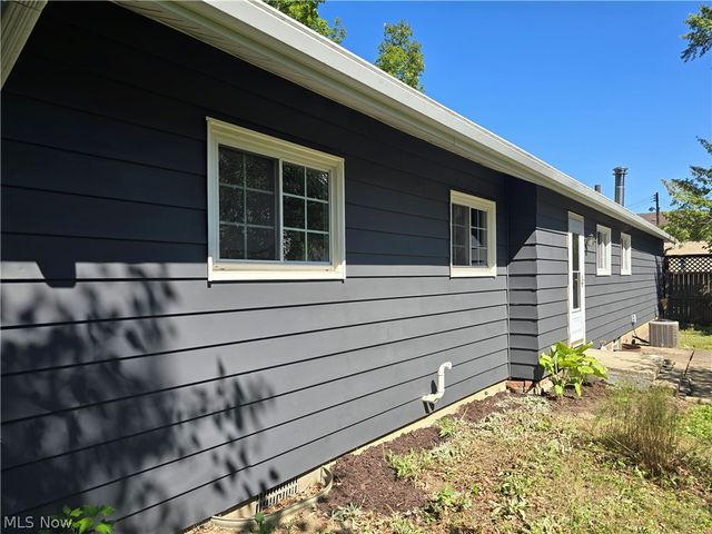 1800 Liberty Drive, Akron, OH 44313