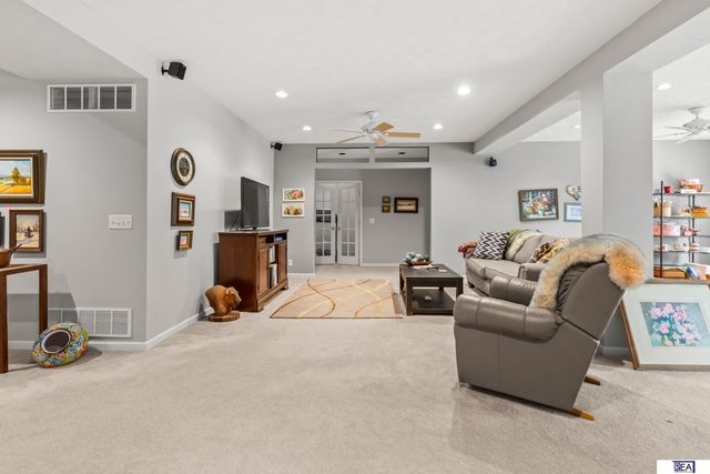 619 S 186th Street, Omaha, NE 68022