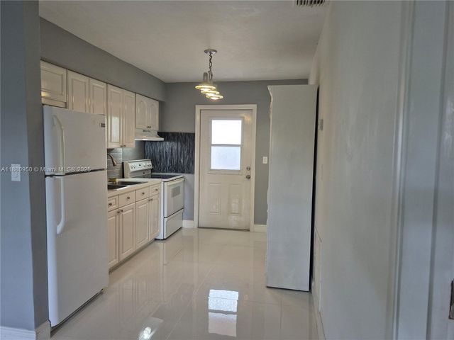 4920 SW 28th Ter 1-2, Dania Beach, FL 33312
