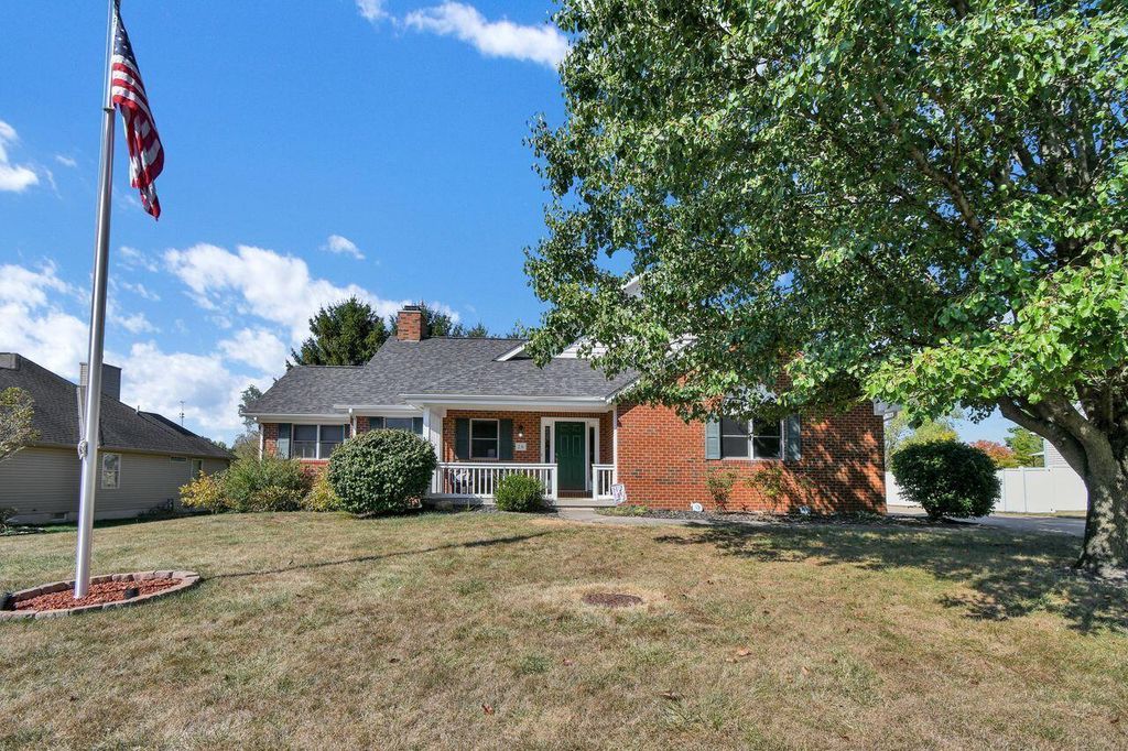 26 Bluegrass Drive SW, Pataskala, OH 43062