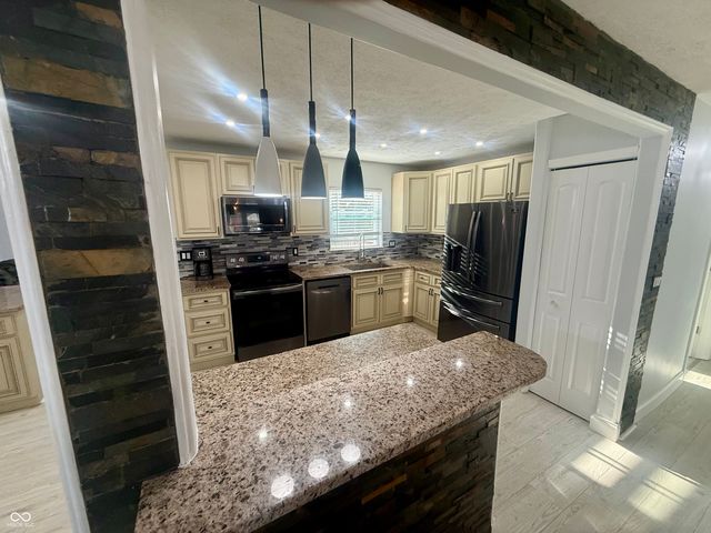 9530 N Park Avenue, Indianapolis, IN 46240