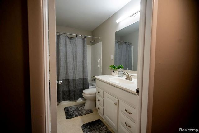 2040 Paris Avenue, Lincoln Park, MI 48146