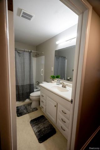 2040 Paris Avenue, Lincoln Park, MI 48146