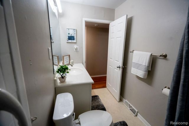 2040 Paris Avenue, Lincoln Park, MI 48146