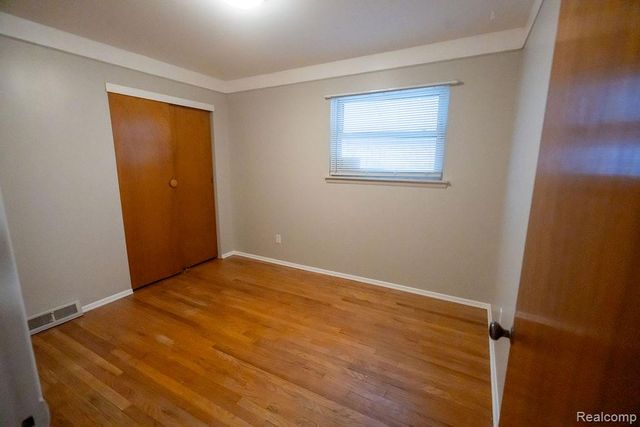 2040 Paris Avenue, Lincoln Park, MI 48146