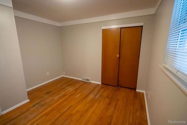 2040 Paris Avenue, Lincoln Park, MI 48146