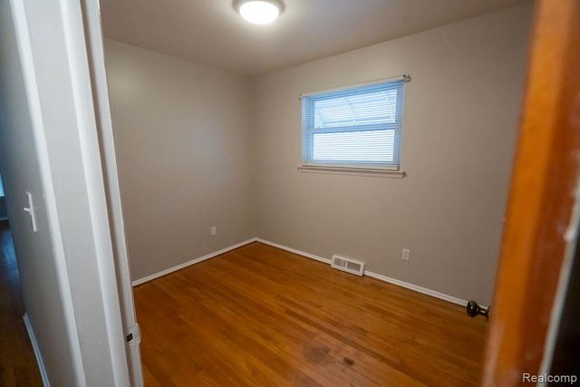 2040 Paris Avenue, Lincoln Park, MI 48146