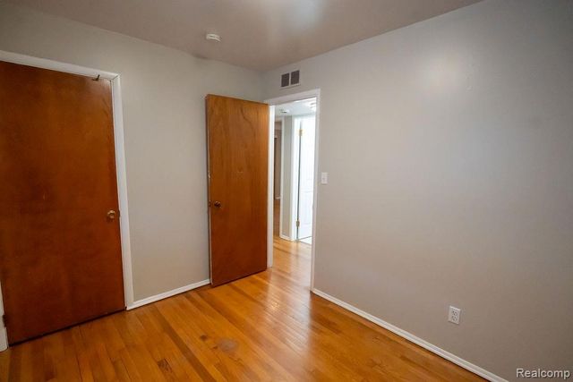 2040 Paris Avenue, Lincoln Park, MI 48146