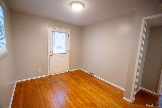 2040 Paris Avenue, Lincoln Park, MI 48146