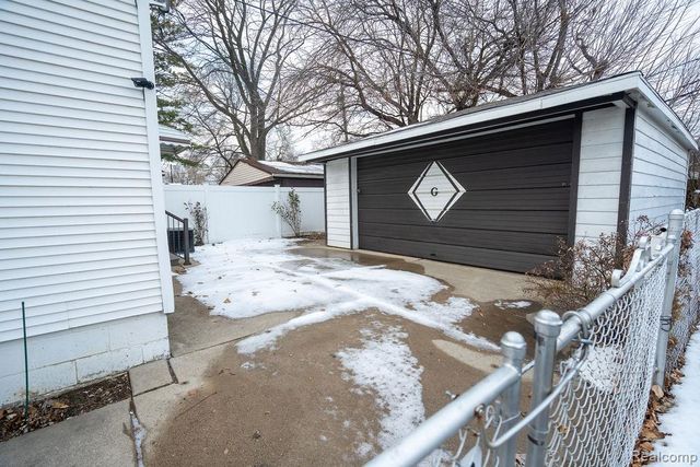 2040 Paris Avenue, Lincoln Park, MI 48146